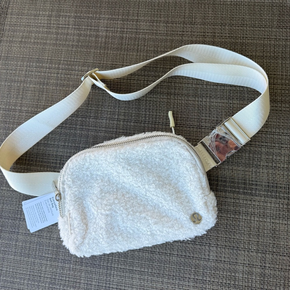 Lululemon wear everywhere Sherpa belt bag